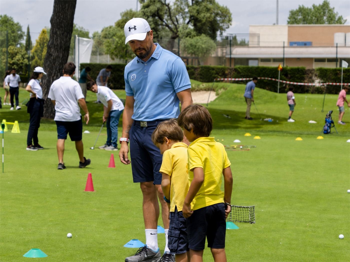 Clase de golf con el profesional en la zona de prácticas