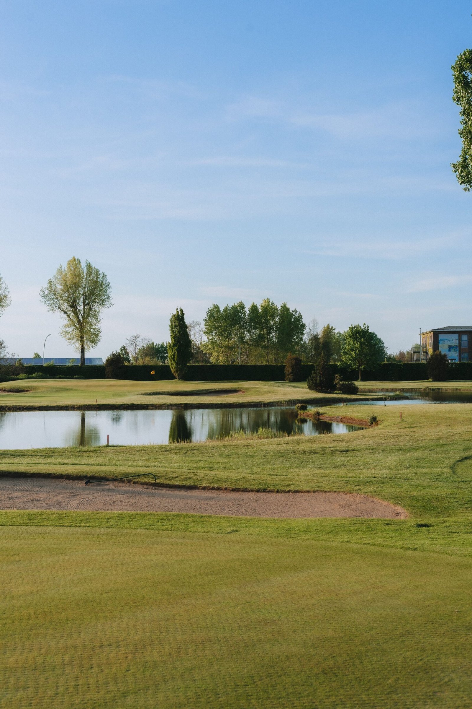 Campo de golf con lago al amanecer